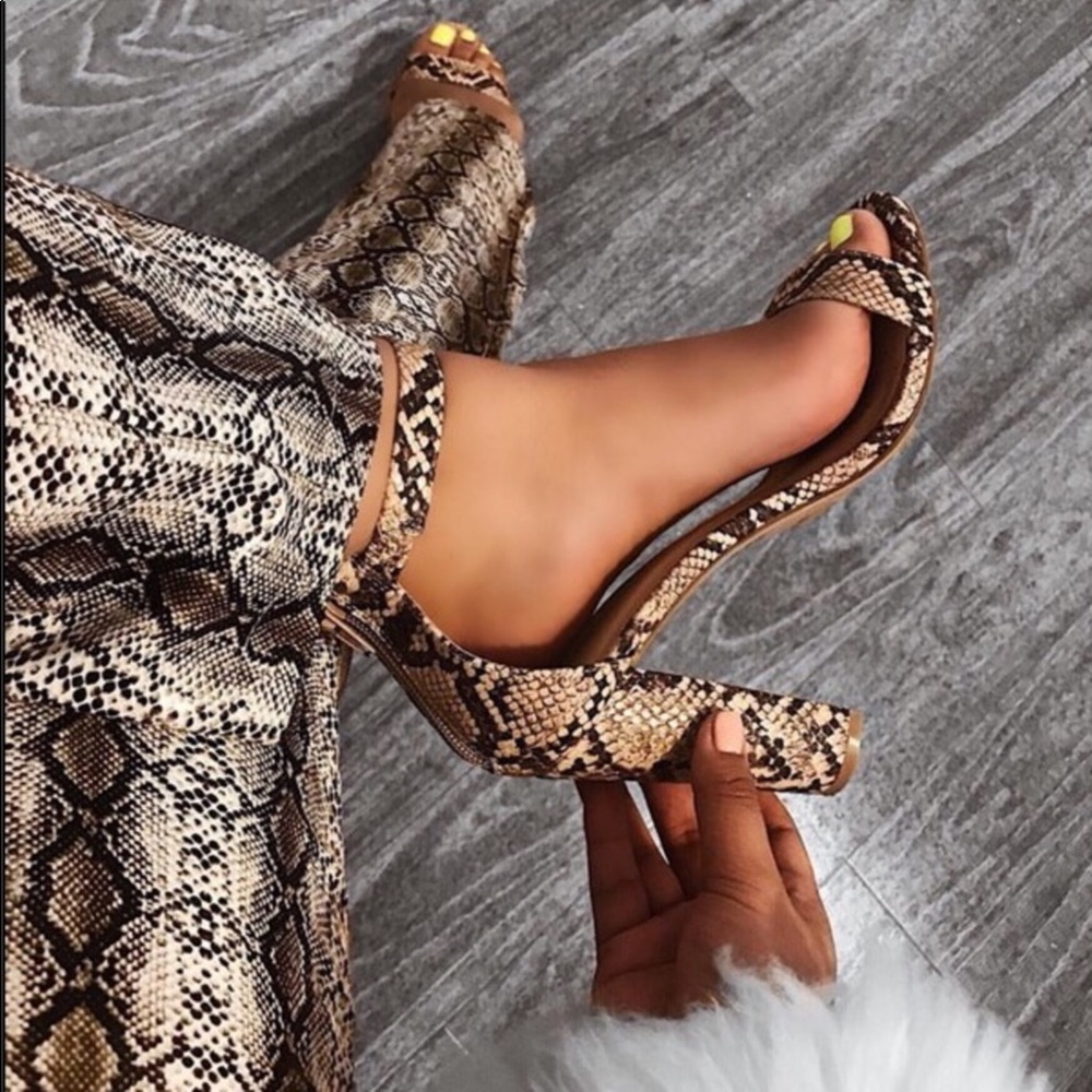 🦋 STYLISH FAUX SNAKE BLOCK HEELS - Picture 2 of 4
